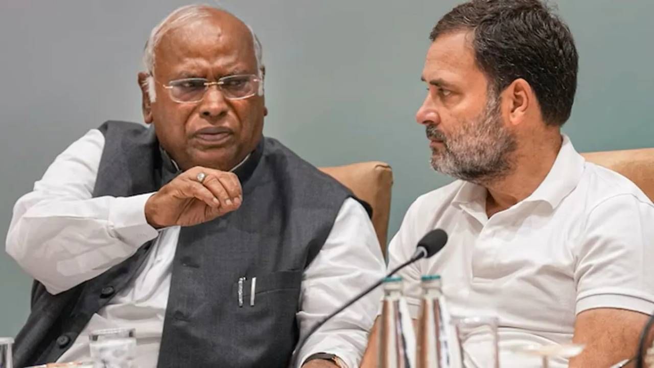 ಜಮ್ಮು ಮತ್ತು ಕಾಶ್ಮೀರದ ಪಹಲ್ಗಾಮ್ನಲ್ಲಿ ನಡೆದ ಉಗ್ರರ ದಾಳಿಗೆ ಸಂಬಂಧಿಸಿದಂತೆ ಒಗ್ಗಟ್ಟು ಪ್ರದರ್ಶಿಸಲು ಸಂಸತ್ತಿನ ಎರಡೂ ಸದನಗಳಲ್ಲಿ ವಿಶೇಷ ಅಧಿವೇಶನ ಕರೆಯುವಂತೆ ಕಾಂಗ್ರೆಸ್ ಅಧ್ಯಕ್ಷ ಮಲ್ಲಿಕಾರ್ಜುನ ಖರ್ಗೆ, ವಿರೋಧ ಪಕ್ಷದ ನಾಯಕ ರಾಹುಲ್ ಗಾಂಧಿ ಒತ್ತಾಯಿಸಿದ್ದಾರೆ. ಈ ಘಟನೆಯ ಬಗ್ಗೆ ಸಾಮೂಹಿಕ ಪ್ರತಿಕ್ರಿಯೆಯನ್ನು ಆಲಿಸಲು ಎರಡೂ ಸದನಗಳ ವಿಶೇಷ ಅಧಿವೇಶನ ಕರೆಯುವಂತೆ ಒತ್ತಾಯಿಸಲಾಗಿದೆ. ಈ ಅಧಿವೇಶನವು ಸಂಸತ್ತು ಭಯೋತ್ಪಾದನೆ ವಿರುದ್ಧ ಒಗ್ಗಟ್ಟಿನ ಹೋರಾಟ ನಡೆಸಲು, ಬೆದರಿಕೆಗಳನ್ನು ಎದುರಿಸಲು, ದೇಶದ ಬಗ್ಗೆ ದೃಢ ಸಂಕಲ್ಪ ಪ್ರದರ್ಶಿಸಲು ನೆರವಾಗುತ್ತದೆ ಎಂದು ಮಲ್ಲಿಕಾರ್ಜುನ ಖರ್ಗೆ ಪತ್ರದಲ್ಲಿ ತಿಳಿಸಿದ್ದಾರೆ.