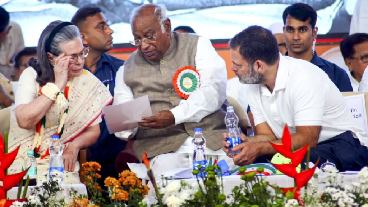 ಮೋದಿ ಭಾರತವನ್ನೇ ಮಾರಿ ಹೋಗುತ್ತಾರೆ; ಗುಜರಾತ್‌ನಲ್ಲಿ ಪ್ರಧಾನಿ ವಿರುದ್ಧ ಮಲ್ಲಿಕಾರ್ಜುನ ಖರ್ಗೆ ವಾಗ್ದಾಳಿ