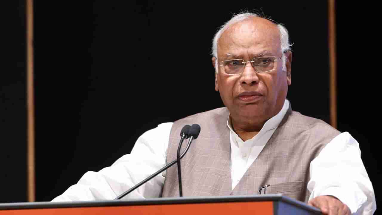 ಮೋದಿ ನಿಮ್ಮ ಸರ್ಕಾರ ಬೀಳಿಸುತ್ತಾರೆ, ಹುಷಾರಾಗಿರಿ: ಸಿದ್ದರಾಮಯ್ಯ, ಡಿಕೆ ಶಿವಕುಮಾರ್​ಗೆ ಖರ್ಗೆ ಎಚ್ಚರಿಕೆ