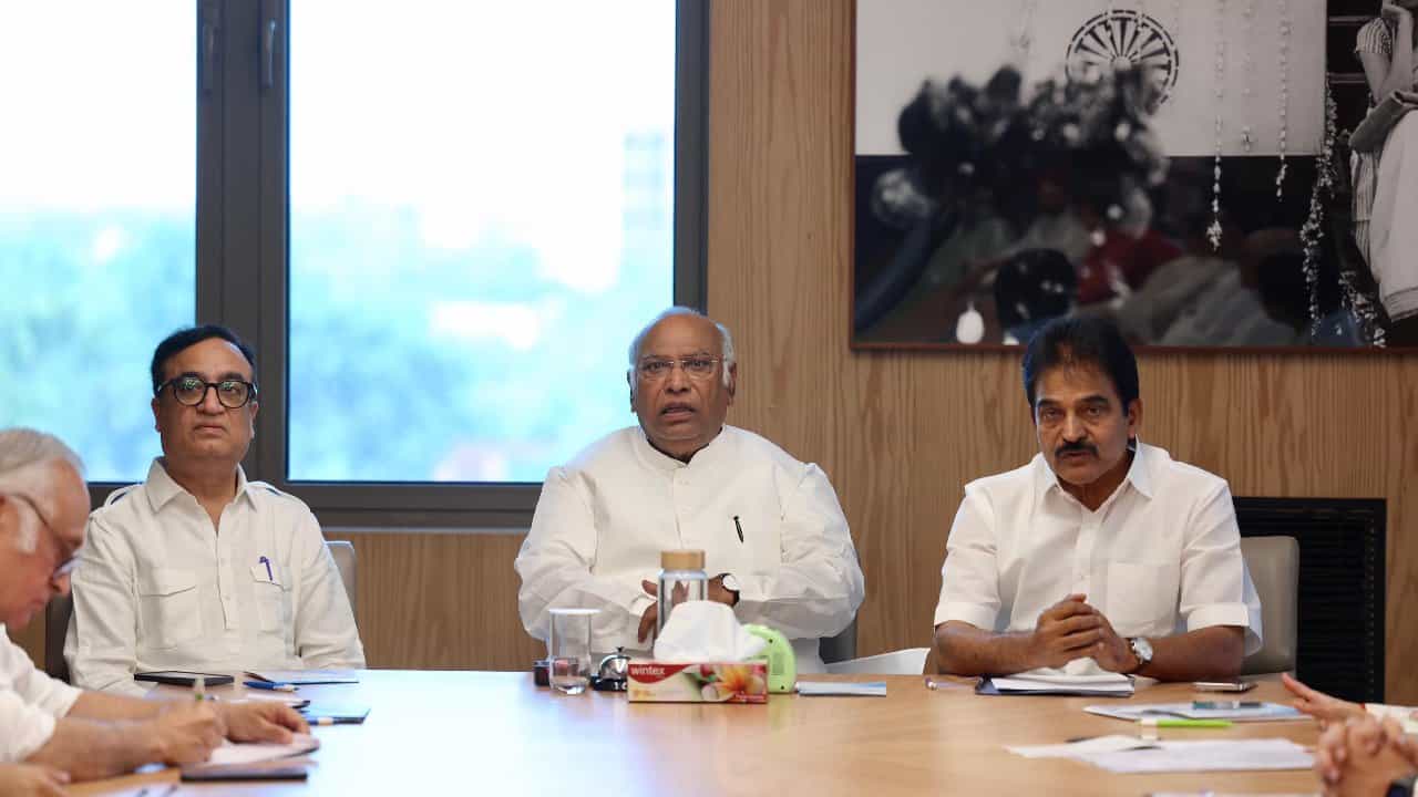 ನ್ಯಾಷನಲ್ ಹೆರಾಲ್ಡ್ ಪ್ರಕರಣ; ರಾಜಕೀಯ ಪಿತೂರಿಯಿಂದ ನಮ್ಮನ್ನು ಹೆದರಿಸಲಾಗದು ಎಂದ ಖರ್ಗೆ ನ್ಯಾಷನಲ್ ಹೆರಾಲ್ಡ್ ಪ್ರಕರಣ; ರಾಜಕೀಯ ಪಿತೂರಿಯಿಂದ ನಮ್ಮನ್ನು ಹೆದರಿಸಲಾಗದು ಎಂದ ಖರ್ಗೆ