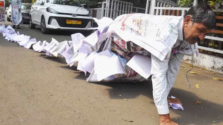 ಮೈಗೆ ನೀರಿನ ಸಮಸ್ಯೆಯ ದೂರಿನ ಪತ್ರಗಳನ್ನು ಕಟ್ಟಿಕೊಂಡು ತೆವಳುತ್ತಾ ಸರ್ಕಾರಿ ಕಚೇರಿಗೆ ತೆರಳಿದ ವ್ಯಕ್ತಿ ಮೈಗೆ ನೀರಿನ ಸಮಸ್ಯೆಯ ದೂರಿನ ಪತ್ರಗಳನ್ನು ಕಟ್ಟಿಕೊಂಡು ತೆವಳುತ್ತಾ ಸರ್ಕಾರಿ ಕಚೇರಿಗೆ ತೆರಳಿದ ವ್ಯಕ್ತಿ
