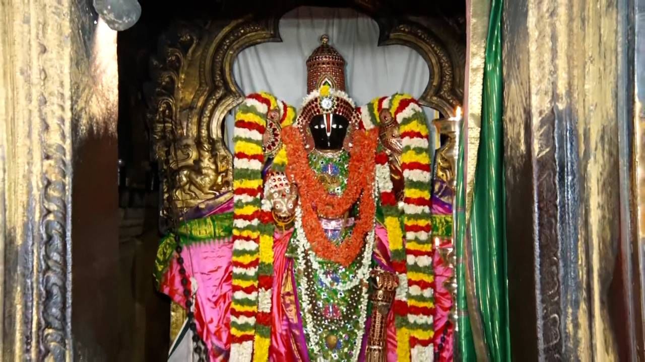 ಐತಿಹಾಸಿಕ ಧಾರ್ಮಿಕ ಕ್ಷೇತ್ರ ಮೇಲುಕೋಟೆಯಲ್ಲಿ ವೈರಮುಡಿ ಬ್ರಹ್ಮೋತ್ಸವ ವಿಜೃಂಭಣೆಯಿಂದ ನೆರವೇರಿತು. ರಾಜ್ಯವಲ್ಲದೆ ನೆರೆ ರಾಜ್ಯಗಳಿಂದಲೂ ಬಂದಿದ್ದ ಲಕ್ಷಾಂತರ ಭಕ್ತರು ವಜ್ರ ಖಚಿತ ವೈರಮುಡಿ ಕಿರೀಟ ಹಾಗೂ ಆಭರಣ ತೊಟ್ಟು ಕಂಗೊಳಿಸುತ್ತಿದ್ದ ಚೆಲುವನಾರಾಯಣಸ್ವಾಮಿ ಕಣ್ತುಂಬಿಕೊಂಡು ಪುನೀತರಾದರು.