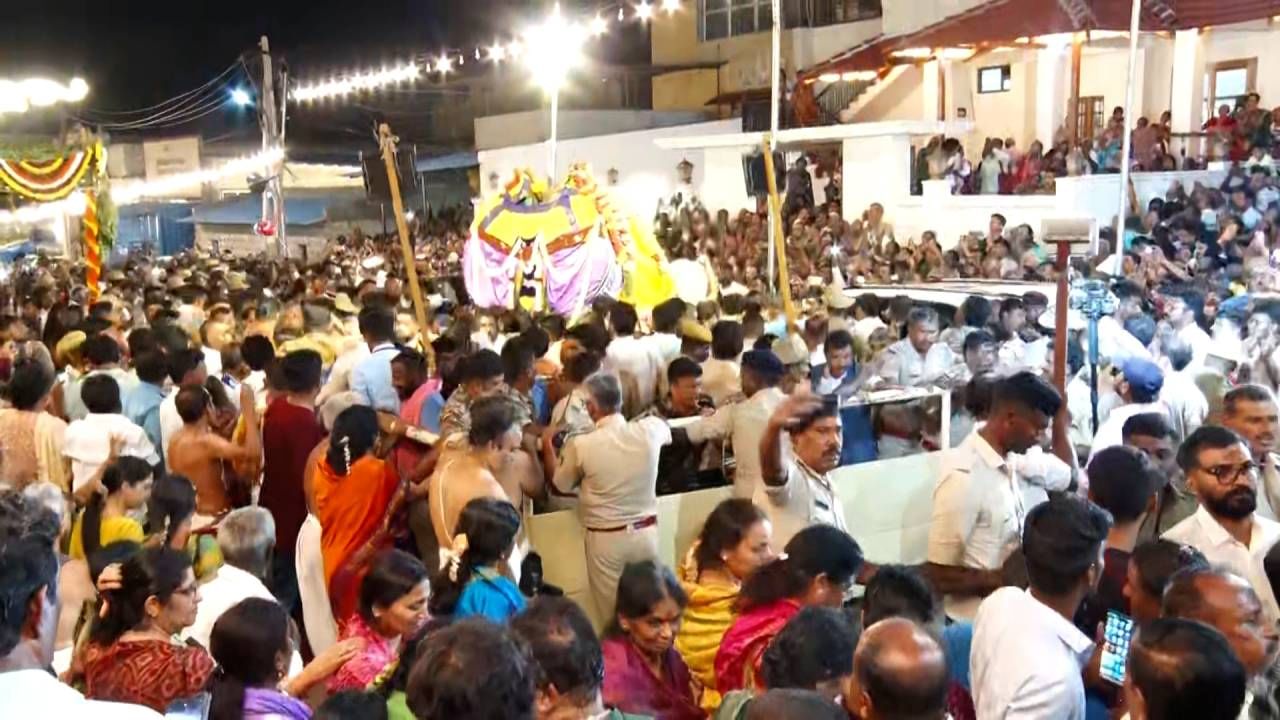 ಉತ್ಸವ ದೇಗುಲದಿಂದ ಹೊರಬರುತ್ತಿದ್ದಂತೆ ಭಕ್ತರು ಹರ್ಘೋದ್ಘಾರ ಮುಗಿಲುಮುಟ್ಟುವಂತಿತ್ತು. ಸರ್ವಾಲಂಕಾರದೊಂದಿಗೆ ಕಂಗೊಳಿಸುತ್ತಿದ್ದ ಚೆಲುವನಾರಾಯಣಸ್ವಾಮಿ ಉತ್ಸವ ಮೇಲುಕೋಟೆಯ ರಾಜಬೀದಿಗಳಲ್ಲಿ ತೆರಳಿತು.