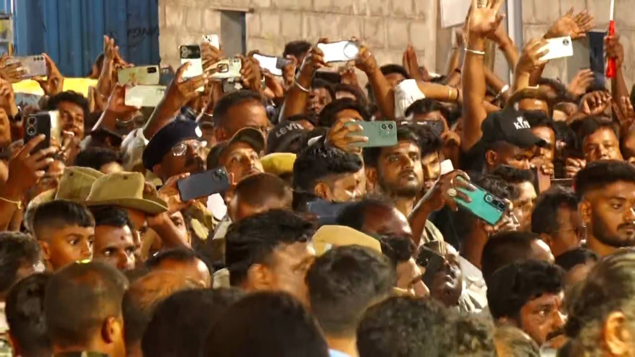 ಈ ವೇಳೆ ರಸ್ತೆ ಎರಡೂ ಬದಿಗಳಲ್ಲಿ ನಿಂತ ಭಕ್ತರು ಸ್ವಾಮಿಯ ದರ್ಶನ ಪಡೆದು ಪುನೀತರಾದರು. ಮಕ್ಕಳಿಗೆ ಪರೀಕ್ಷೆಗಳೆಲ್ಲ ಮುಗಿದು ಬೇಸಿಗೆ ರಜೆ ಆರಂಭವಾಗಿರುವುದರಿಂದ ಕಳೆದ ಬಾರಿಗಿಂತಲೂ ಈ ಬಾರಿ ಹೆಚ್ಚಿನ ಭಕ್ತರು ಪಾಲ್ಗೊಂಡಿದರು. ಮಾಜಿ ಸಚಿವ ಹೆಚ್ ಡಿ ರೇವಣ್ಣ, ಪುತ್ರ ಸೂರಜ್ ಕೂಡ ದರ್ಶನ ಪಡೆದರು.