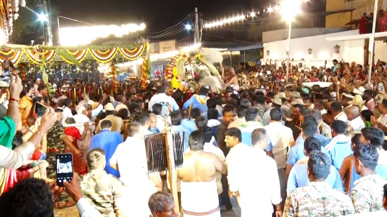 ಬಳಿಕ ಚೆಲುವನಾರಾಯಣಸ್ವಾಮಿ ಸನ್ನಿಧಿಯ ನವರಂಗದಲ್ಲಿ ಜಿಲ್ಲಾಧಿಕಾರಿ ಡಾ.ಕುಮಾರ್ ಸೇರಿದಂತೆ ಅಧಿಕಾರಿಗಳು ಹಾಗೂ ದೇಗುಲದ ಸ್ಥಾನೀಕರ ಸಮ್ಮುಖದಲ್ಲಿ ವಜ್ರಾಭರಣಗಳನ್ನು ಪರಿಶೀಲನೆ (ಪರ್ಕಾವಣೆ) ಮಾಡಲಾಯ್ತು. ಬಳಿಕ ಚೆಲುವನಾರಾಯಣಸ್ವಾಮಿ ಉತ್ಸವ ಮೂರ್ತಿಗೆ ವಜ್ರ ಖಚಿತ ವೈರಮುಡಿ ಕಿರೀಟವನ್ನು ಧಾರಣೆ ಮಾಡಲಾಯಿತು.
ರಾತ್ರಿ 8 ಗಂಟೆ 10 ನಿಮಿಷಕ್ಕೆ ಮಹಾ ಮಂಗಳಾರತಿ ಮಾಡುವ ಮೂಲಕ ಉತ್ಸವಕ್ಕೆ ಚಾಲನೆ ನೀಡಲಾಯಿತು.