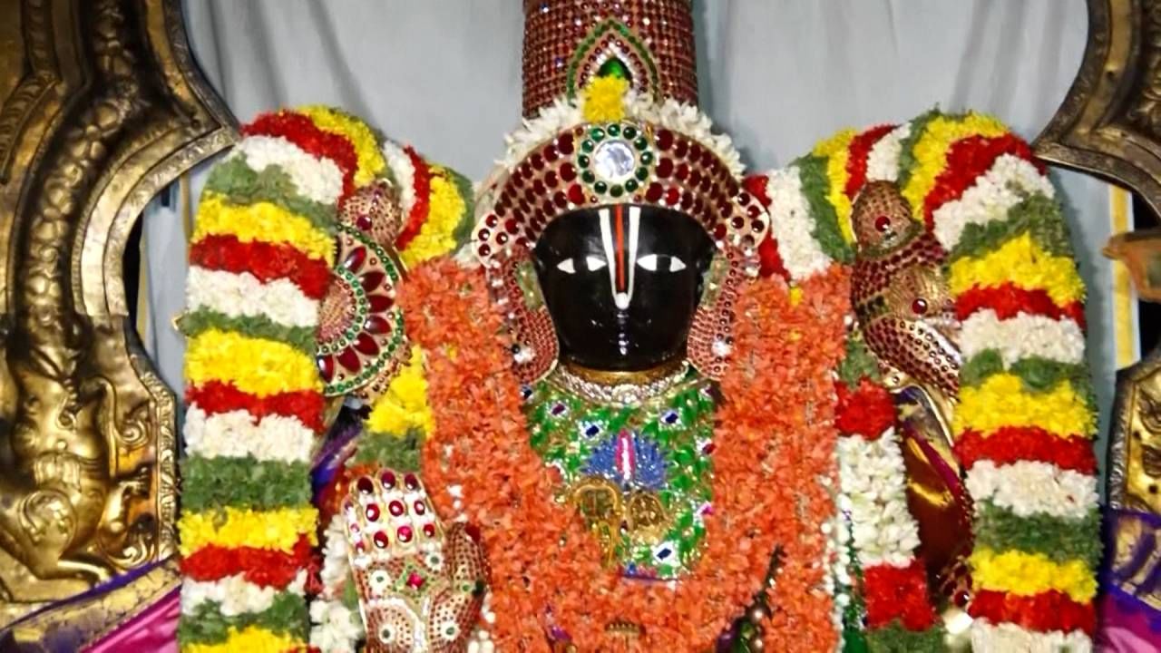 ದಕ್ಷಿಣ ಬದರಿ ಕ್ಷೇತ್ರ ಎಂದೇ ಪ್ರಸಿದ್ದಿ ಪಡೆದಿರುವ ಮಂಡ್ಯ ಜಿಲ್ಲೆಯ ಮೇಲುಕೋಟೆಯಲ್ಲಿ ವೈರಮುಡಿ ಬ್ರಹ್ಮೋತ್ಸವದ ಸಂಭ್ರಮ ಮನೆ ಮಾಡಿತ್ತು. ವಜ್ರ ಖಚಿತ ವೈರಮುಡಿ ಕಿರೀಟ ಹಾಗೂ ಆಭರಣಗಳನ್ನು ಧರಿಸಿ ಶ್ರೀದೇವಿ ಭೂದೇವಿ ಜತೆ ಗರುಡಾರೂಢನಾದ ಚೆಲುವನಾರಾಯಣಸ್ವಾಮಿ ಮೇಲುಕೋಟೆಯ ರಾಜಬೀದಿಯಲ್ಲಿ ಸಾಗುತ್ತಿದ್ದರೇ ಭಗವಂತನನ್ನು ಕಣ್ತುಂಬಿಕೊಂಡ ಭಕ್ತರ ಹರ್ಷೋದ್ಘಾರ ಮುಗಿಲುಮುಟ್ಟಿತ್ತು.