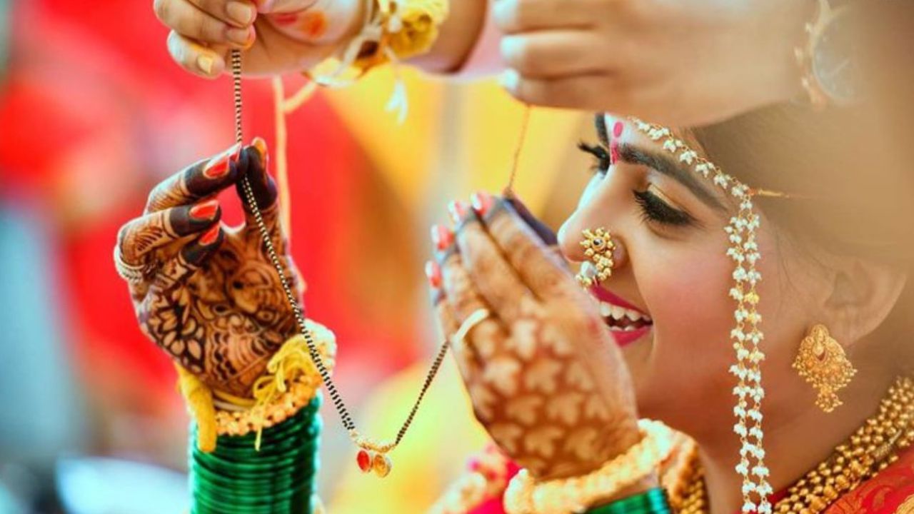 ಹಿಂದೂ ಧರ್ಮದಲ್ಲಿ ಗಂಡ ಬದುಕಿರುವಾಗ ಕರಿಮಣಿ ತೆಗೆದಿಡುವುದಕ್ಕೆ ಅವಕಾಶವಿದೆಯೇ? ಮಾಂಗಲ್ಯ ಬದಲಾವಣೆ ಯಾವಾಗ? ಹಿಂದೂ ಧರ್ಮದಲ್ಲಿ ಗಂಡ ಬದುಕಿರುವಾಗ ಕರಿಮಣಿ ತೆಗೆದಿಡುವುದಕ್ಕೆ ಅವಕಾಶವಿದೆಯೇ? ಮಾಂಗಲ್ಯ ಬದಲಾವಣೆ ಯಾವಾಗ?