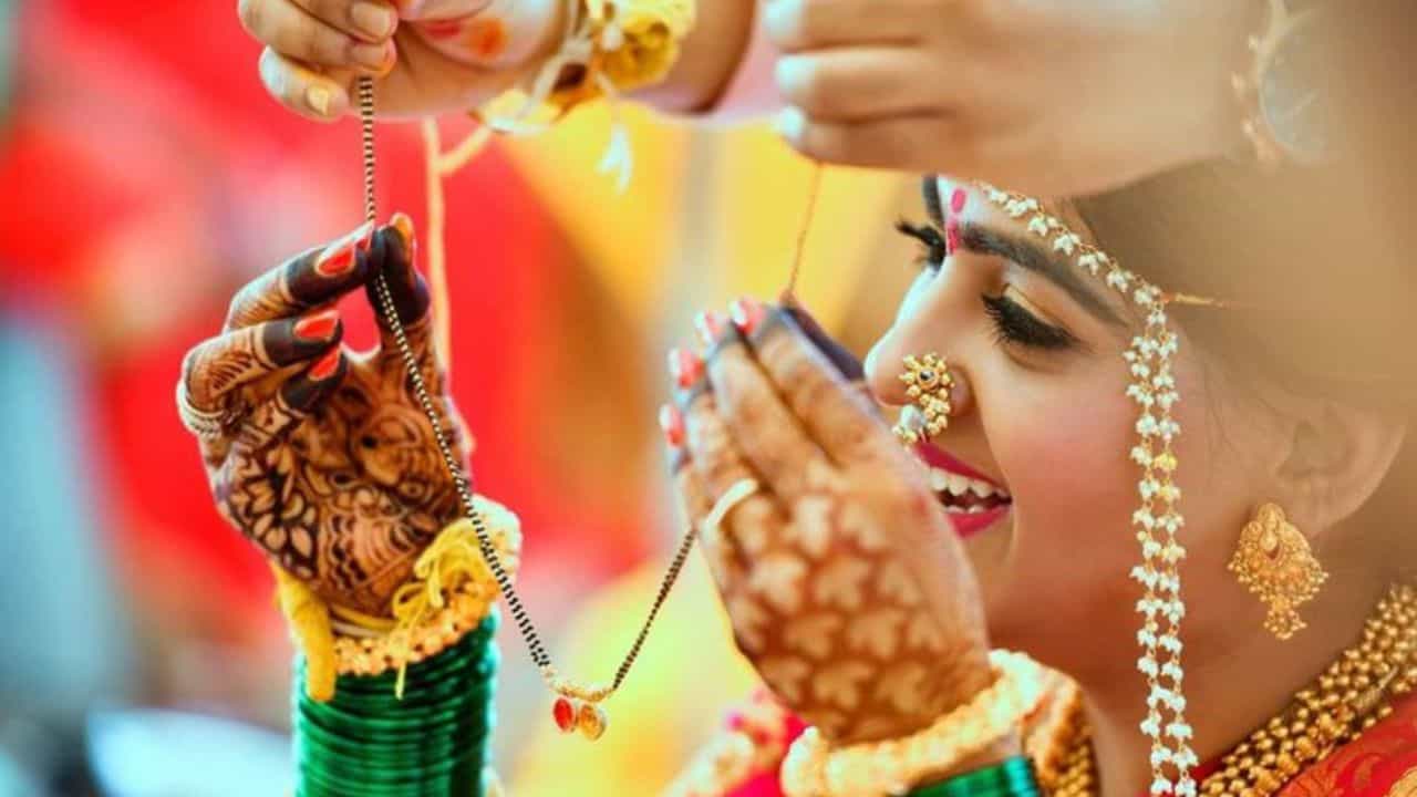 ಹಿಂದೂ ಧರ್ಮದಲ್ಲಿ ಗಂಡ ಬದುಕಿರುವಾಗ ಕರಿಮಣಿ ತೆಗೆದಿಡುವುದಕ್ಕೆ ಅವಕಾಶವಿದೆಯೇ? ಮಾಂಗಲ್ಯ ಬದಲಾವಣೆ ಯಾವಾಗ? ಹಿಂದೂ ಧರ್ಮದಲ್ಲಿ ಗಂಡ ಬದುಕಿರುವಾಗ ಕರಿಮಣಿ ತೆಗೆದಿಡುವುದಕ್ಕೆ ಅವಕಾಶವಿದೆಯೇ? ಮಾಂಗಲ್ಯ ಬದಲಾವಣೆ ಯಾವಾಗ?