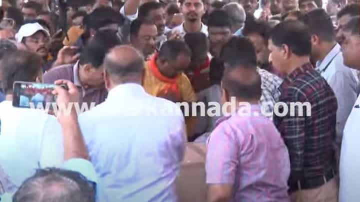 Pahelgam Terror Attack: ಕುಟುಂಬಸ್ಥರ ಆಕ್ರಂದನ ನಡುವೆ ಮನೆ ತಲುಪಿದ ಮಂಜುನಾಥ್ ರಾವ್ ಪಾರ್ಥೀವ ಶರೀರ Pahelgam Terror Attack: ಕುಟುಂಬಸ್ಥರ ಆಕ್ರಂದನ ನಡುವೆ ಮನೆ ತಲುಪಿದ ಮಂಜುನಾಥ್ ರಾವ್ ಪಾರ್ಥೀವ ಶರೀರ