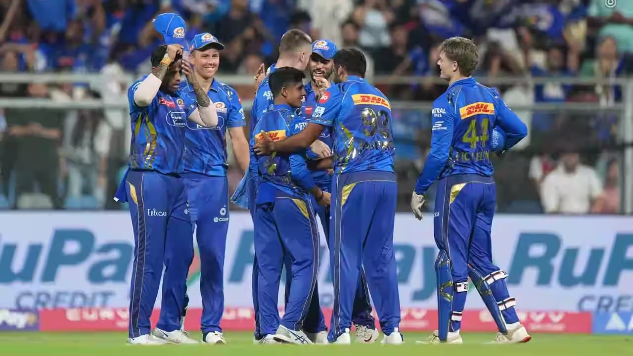 ಮುಂಬೈ ಇಂಡಿಯನ್ಸ್: ಹಾರ್ದಿಕ್ ಪಾಂಡ್ಯ ಮುಂದಾಳತ್ವದ ಮುಂಬೈ ಇಂಡಿಯನ್ಸ್ ತಂಡವು ಈವರೆಗೆ 9 ಪಂದ್ಯಗಳನ್ನಾಡಿದ್ದು, ಈ ವೇಳೆ 6 ಜಯ ಸಾಧಿಸಿದೆ. ಇನ್ನುಳಿದ 5 ಪಂದ್ಯಗಳಲ್ಲಿ 3 ಗೆಲುವು ದಾಖಲಿಸಿದರೆ 16 ಅಂಕಗಳೊಂದಿಗೆ ಪ್ಲೇಆಫ್ ಹಂತಕ್ಕೇರಬಹುದು.