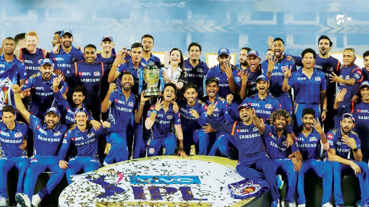ಏಕೆಂದರೆ ಕರುಣ್ ನಾಯರ್ ಡಕ್ ಔಟ್ ಆದ ಸೀಸನ್ಗಳಲ್ಲಿ ಮುಂಬೈ ಇಂಡಿಯನ್ಸ್ ತಂಡ ಚಾಂಪಿಯನ್ ಪಟ್ಟ ಅಲಂಕರಿಸಿದೆ. ಇದೀಗ 4ನೇ ಬಾರಿ ಕರುಣ್ ನಾಯರ್ ಶೂನ್ಯಕ್ಕೆ ವಿಕೆಟ್ ಒಪ್ಪಿಸಿದ್ದು, ಇದರ ಬೆನ್ನಲ್ಲೇ ಈ ಸಲ ಕಪ್ ನಮ್ದೆ ಎಂಬ ಲೆಕ್ಕಾಚಾರದಲ್ಲಿದ್ದಾರೆ ಮುಂಬೈ ಇಂಡಿಯನ್ಸ್ ತಂಡಗಳು ಅಭಿಮಾನಿಗಳು.