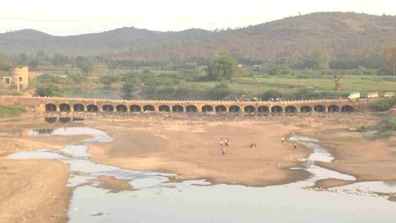 ಒಟ್ಟಿನಲ್ಲಿ ಬೇಸಿಗೆಯಲ್ಲಿ ಮಲಪ್ರಭಾ ನದಿ ಖಾಲಿಯಾಗಿದ್ದು, ನದಿ ತೀರದ ಜನರಿಗೆ ಸಂಕಷ್ಟ ತಂದೊಡ್ಡಿದೆ. ಈಗಾಗಲೇ ನವಿಲುತೀರ್ಥ ಜಲಾಶಯದಿಂದ ಹೆಚ್ಚಿನ ನೀರು ಹರಿಸಬೇಕೆಂಬ ಇವರ ಬೇಡಿಕೆಗೆ ಸರ್ಕಾರ ಸ್ಪಂದಿಸುತ್ತಾ ನೋಡಬೇಕು.