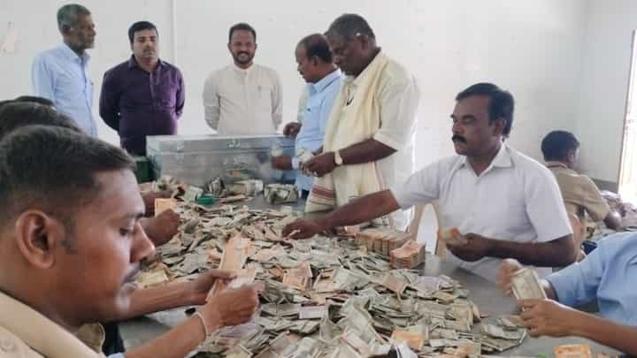 ಮಲೆ ಮಹದೇಶ್ವರ ಬೆಟ್ಟದಲ್ಲಿ ಹುಂಡಿ ಏಣಿಕೆ: 35 ದಿನಗಳಲ್ಲಿ ಮತ್ತೆ ಕೋಟ್ಯಧಿಪತಿಯಾದ ಮಾದಪ್ಪ ಮಲೆ ಮಹದೇಶ್ವರ ಬೆಟ್ಟದಲ್ಲಿ ಹುಂಡಿ ಏಣಿಕೆ: 35 ದಿನಗಳಲ್ಲಿ ಮತ್ತೆ ಕೋಟ್ಯಧಿಪತಿಯಾದ ಮಾದಪ್ಪ