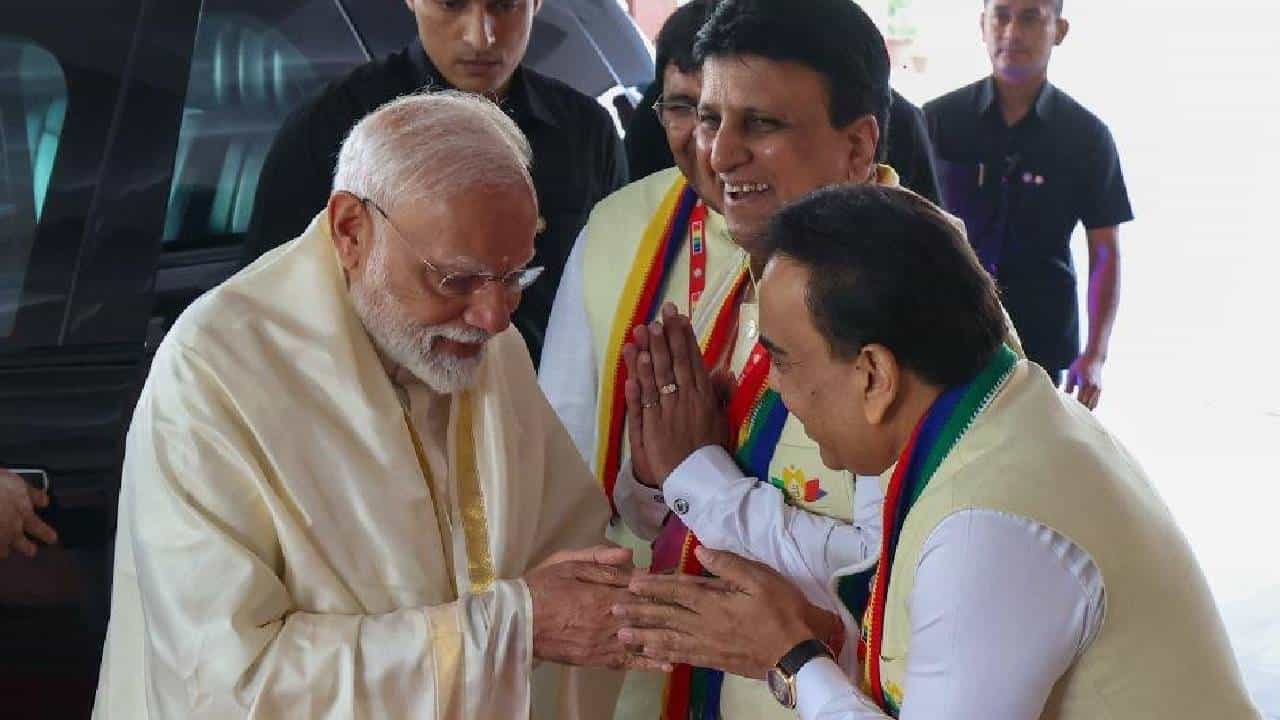 ನವಕಾರ ಮಹಾಮಂತ್ರ ದಿನ: ಪಾದರಕ್ಷೆಗಳನ್ನು ಹಾಕದೆ ಜೈನ ಕಾರ್ಯಕ್ರಮಕ್ಕೆ ಬಂದ ಪ್ರಧಾನಿ ಮೋದಿ ನವಕಾರ ಮಹಾಮಂತ್ರ ದಿನ: ಪಾದರಕ್ಷೆಗಳನ್ನು ಹಾಕದೆ ಜೈನ ಕಾರ್ಯಕ್ರಮಕ್ಕೆ ಬಂದ ಪ್ರಧಾನಿ ಮೋದಿ