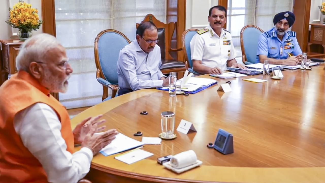 ಕಾಶ್ಮೀರದ ಪಹಲ್ಗಾಮ್ನಲ್ಲಿ ಪ್ರವಾಸಿಗರ ಮೇಲೆ ಉಗ್ರರ ದಾಳಿ ಪ್ರಕರಣಕ್ಕೆ ಸಂಬಂಧಿಸಿದಂತೆ ದೆಹಲಿಯಲ್ಲಿ ಪ್ರಧಾನಿ ಮೋದಿಯವರನ್ನು ಸೇನಾ ಮುಖ್ಯಸ್ಥರು ಇಂದು ಭೇಟಿಯಾಗಿದ್ದಾರೆ. ಭೂಸೇನೆ, ವಾಯುಪಡೆ, ನೌಕಾಪಡೆ ಮುಖ್ಯಸ್ಥರು ಪ್ರಧಾನಿ ನರೇಂದ್ರ ಮೋದಿಯನ್ನು ಭೇಟಿಯಾಗಿದ್ದಾರೆ. ಈ ವೇಳೆ ಕೇಂದ್ರ ಸಚಿವ ಎಸ್.ಜೈಶಂಕರ್, ಎನ್ಎಸ್ಎ ಅಜಿತ್ ದೋವಲ್ ಉಪಸ್ಥಿತರಿದ್ದರು.