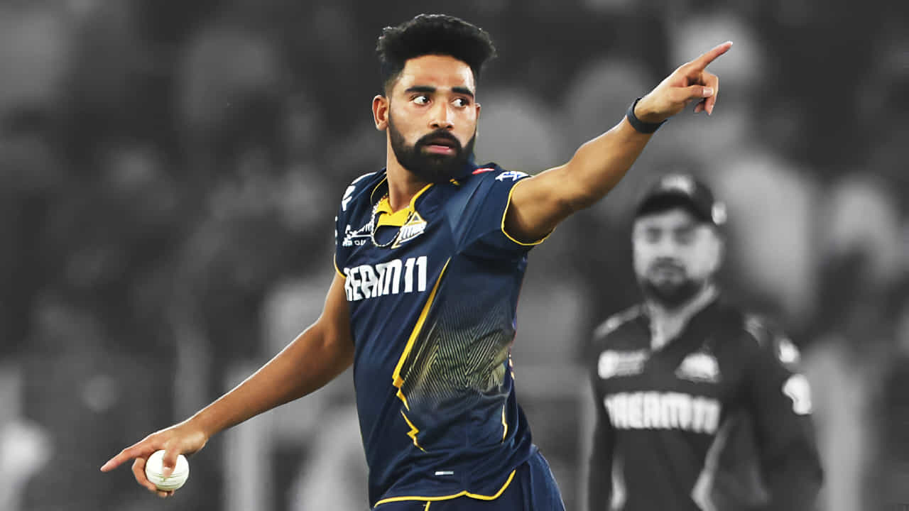 IPL 2025: ರಾಯಲ್ ಚಾಲೆಂಜರ್ಸ್ ಬೆಂಗಳೂರು (RCB) ವಿರುದ್ಧದ ಮೊದಲ ಪಂದ್ಯದಲ್ಲೇ ಮೊಹಮ್ಮದ್ ಸಿರಾಜ್ (Mohammed Siraj) ಕಮಾಲ್ ಮಾಡಿದ್ದಾರೆ. ಅದು ಕೂಡ ಬೆಂಕಿ ಬೌಲಿಂಗ್ ಮೂಲಕ. ಬುಧವಾರ ಚಿನ್ನಸ್ವಾಮಿ ಸ್ಟೇಡಿಯಂನಲ್ಲಿ ಐಪಿಎಲ್ನ 14ನೇ ಪಂದ್ಯದಲ್ಲಿ ರಾಯಲ್ ಚಾಲೆಂಜರ್ಸ್ ಬೆಂಗಳೂರು ಹಾಗೂ ಗುಜರಾತ್ ಟೈಟಾನ್ಸ್ ತಂಡಗಳು ಮುಖಾಮುಖಿಯಾಗಿದ್ದವು.