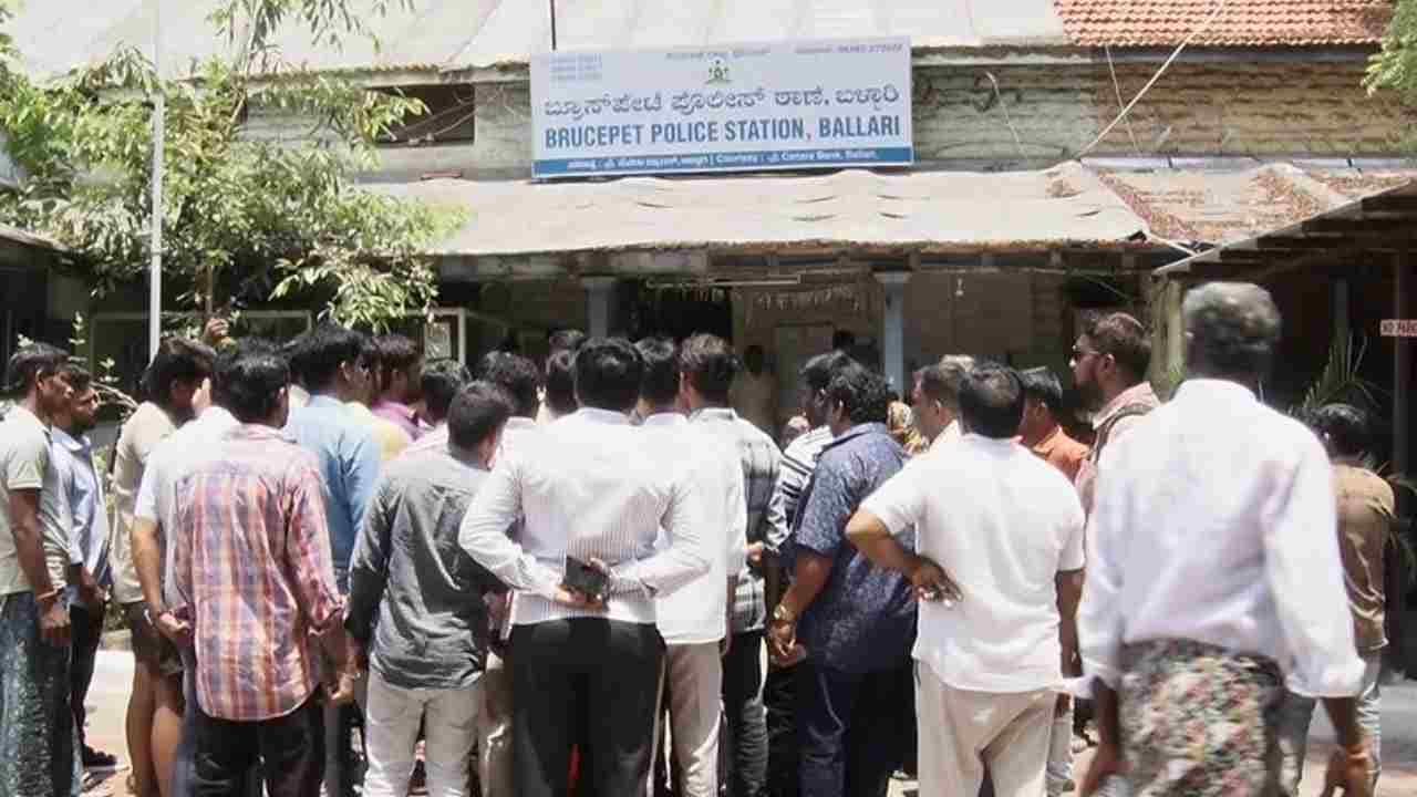 ಬಳ್ಳಾರಿಯಲ್ಲಿ ಮತ್ತೊಂದು ಮನಿ ಡಬ್ಲಿಂಗ್ ಸ್ಕ್ಯಾಮ್: ಬರೋಬ್ಬರಿ 50 ಕೋಟಿಗೂ ಹೆಚ್ಚು ವಂಚನೆ! ಬಳ್ಳಾರಿಯಲ್ಲಿ ಮತ್ತೊಂದು ಮನಿ ಡಬ್ಲಿಂಗ್ ಸ್ಕ್ಯಾಮ್: ಬರೋಬ್ಬರಿ 50 ಕೋಟಿಗೂ ಹೆಚ್ಚು ವಂಚನೆ!