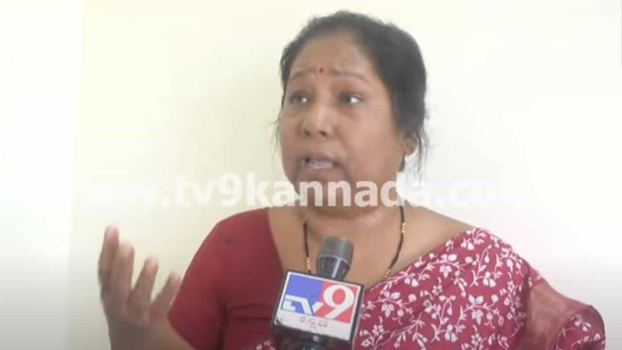 ಬೀದರ್: ಜನಿವಾರ ಧರಿಸಿದ್ದಕ್ಕೆ ಸಿಈಟಿ ಬರೆಯಲು ವಿದ್ಯಾರ್ಥಿಗೆ ನಿರಾಕರಣೆ, ನ್ಯಾಯ ಕೇಳುತ್ತಿರುವ ಯುವಕನ ಅಮ್ಮ ಬೀದರ್: ಜನಿವಾರ ಧರಿಸಿದ್ದಕ್ಕೆ ಸಿಈಟಿ ಬರೆಯಲು ವಿದ್ಯಾರ್ಥಿಗೆ ನಿರಾಕರಣೆ, ನ್ಯಾಯ ಕೇಳುತ್ತಿರುವ ಯುವಕನ ಅಮ್ಮ