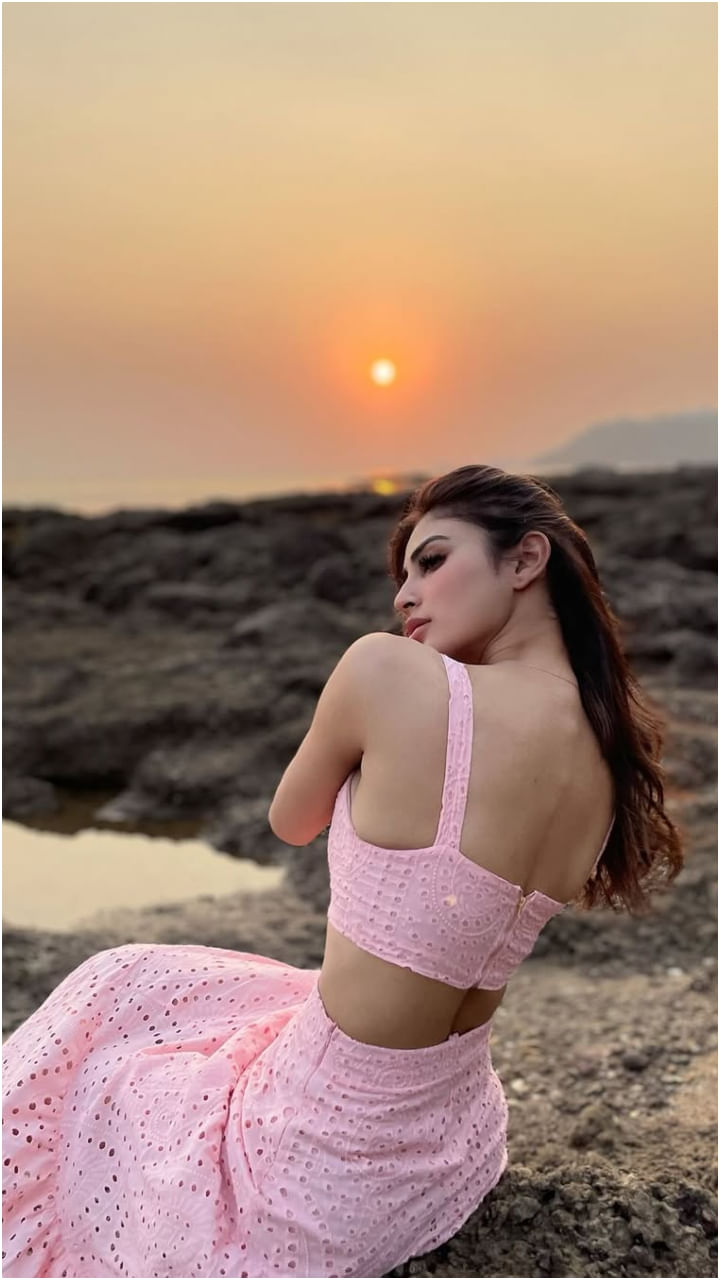 ಸೂರ್ಯಾಸ್ತ ನೋಡುತ್ತಾ ಮೈ ಮರೆತ ಸುಂದರಿ ಮೌನಿ ರಾಯ್.