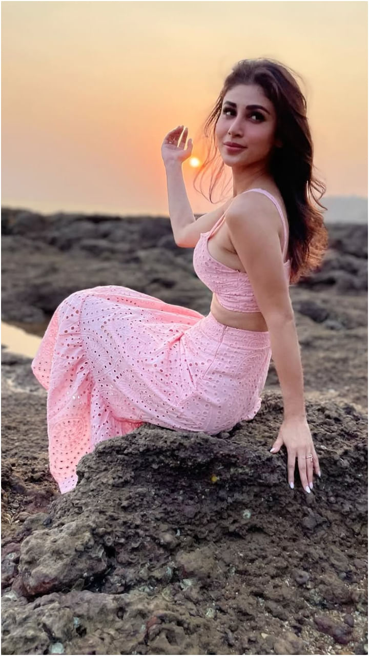 ಸೂರ್ಯಾಸ್ತ ನೋಡುತ್ತಾ ಮೈ ಮರೆತ ಸುಂದರಿ ಮೌನಿ ರಾಯ್.