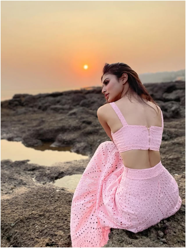 ಸೂರ್ಯಾಸ್ತ ನೋಡುತ್ತಾ ಮೈ ಮರೆತ ಸುಂದರಿ ಮೌನಿ ರಾಯ್