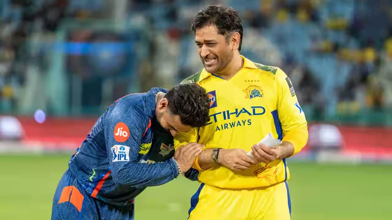 ಅಂದರೆ CSK ಮತ್ತು LSG ತಂಡಗಳ ಮೊದಲ ಸುತ್ತು ಪೂರ್ಣಗೊಂಡಿವೆ. ಮೊದಲ ಸುತ್ತಿನ ಮುಕ್ತಾಯದ ವೇಳೆಗೆ ಚೆನ್ನೈ ಸೂಪರ್ ಕಿಂಗ್ಸ್ ತಂಡವು ಅಂಕ ಪಟ್ಟಿಯಲ್ಲಿ ಕೊನೆಯ ಸ್ಥಾನದಲ್ಲಿದ್ದರೆ, ಲಕ್ನೋ ಸೂಪರ್ ಜೈಂಟ್ಸ್ ತಂಡವು 4ನೇ ಸ್ಥಾನದಲ್ಲಿ ಕಾಣಿಸಿಕೊಂಡಿದೆ. ಇದಾಗ್ಯೂ ಸಿಎಸ್ಕೆ ತಂಡ ಪ್ಲೇಆಫ್ ರೇಸ್ನಿಂದ ಹೊರಬಿದ್ದಿಲ್ಲ. ಹಾಗಿದ್ರೆ ಯಾವ ತಂಡ ಎಷ್ಟು ಪಂದ್ಯಗಳನ್ನು ಗೆದ್ದು ಪ್ಲೇಆಫ್ ಹಂತಕ್ಕೇರಬಹುದು ಎಂದು ನೋಡೋಣ...