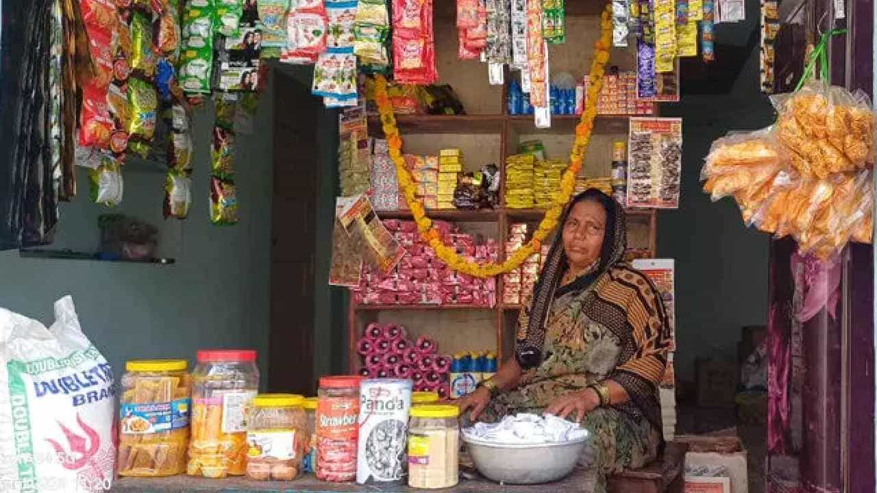 ಕೂಲಿಗೆ ಬೈ ಬ್ಯುಸಿನೆಸ್ಗೆ ಜೈ: ಗೃಹ ಲಕ್ಷ್ಮೀ ಯೋಜನೆಯಿಂದ ಬದಲಾದ ಮಹಿಳೆಯ ಬದುಕು ಕೂಲಿಗೆ ಬೈ ಬ್ಯುಸಿನೆಸ್ಗೆ ಜೈ: ಗೃಹ ಲಕ್ಷ್ಮೀ ಯೋಜನೆಯಿಂದ ಬದಲಾದ ಮಹಿಳೆಯ ಬದುಕು