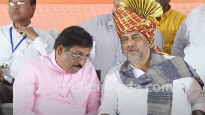 ಜಮಖಂಡಿಯಲ್ಲಿ ವೇದಿಕೆಯೊಂದರ ಮೇಲೆ ಡಿಕೆ ಶಿವಕುಮಾರ್ ಮತ್ತು ಮುರುಗೇಶ್ ನಿರಾಣಿ ನಡುವೆ ಗಹನ ಚರ್ಚೆ ಜಮಖಂಡಿಯಲ್ಲಿ ವೇದಿಕೆಯೊಂದರ ಮೇಲೆ ಡಿಕೆ ಶಿವಕುಮಾರ್ ಮತ್ತು ಮುರುಗೇಶ್ ನಿರಾಣಿ ನಡುವೆ ಗಹನ ಚರ್ಚೆ