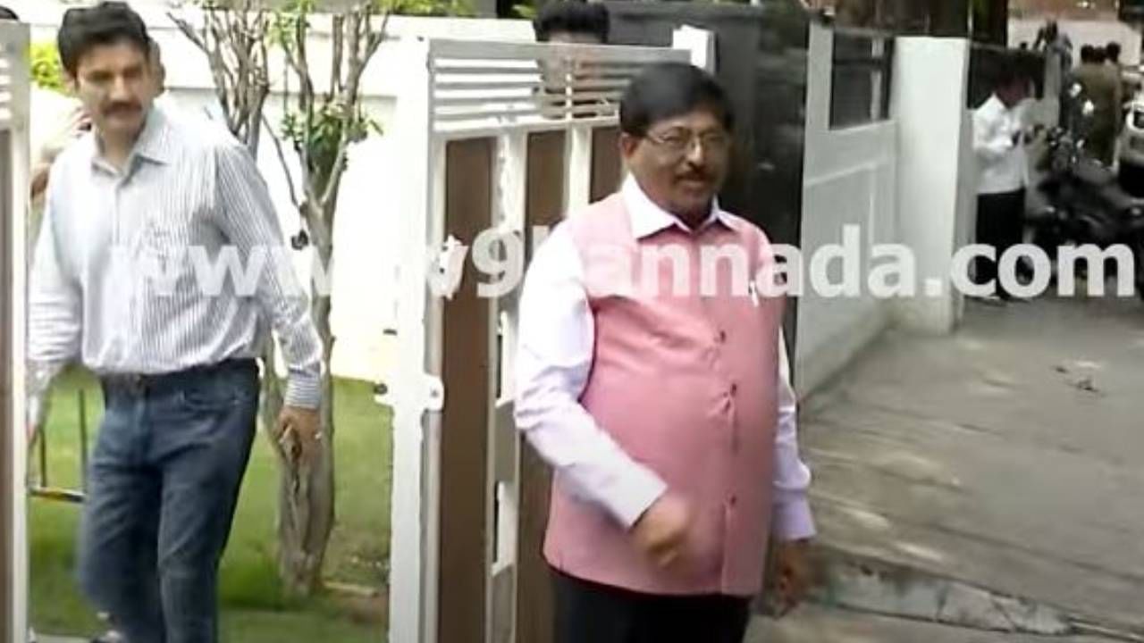 ಆಶ್ಚರ್ಯಕರ ಬೆಳವಣಿಗೆಯೊಂದರಲ್ಲಿ ಶಿವಕುಮಾರ್ ಮನೆಗೆ ಬೋಕೆ ಹಿಡಿದು ಬಂದ ಮುರುಗೇಶ್ ನಿರಾಣಿ