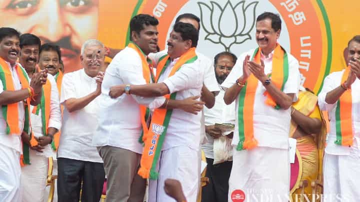 ತಮಿಳುನಾಡು ಬಿಜೆಪಿ ಅಧ್ಯಕ್ಷರಾದ ನೈನಾರ್ ನಾಗೇಂದ್ರನ್ಗೆ ಸಿಹಿ ತಿನ್ನಿಸಿ ಶುಭಾಶಯ ಕೋರಿದ ಅಣ್ಣಾಮಲೈ ತಮಿಳುನಾಡು ಬಿಜೆಪಿ ಅಧ್ಯಕ್ಷರಾದ ನೈನಾರ್ ನಾಗೇಂದ್ರನ್ಗೆ ಸಿಹಿ ತಿನ್ನಿಸಿ ಶುಭಾಶಯ ಕೋರಿದ ಅಣ್ಣಾಮಲೈ