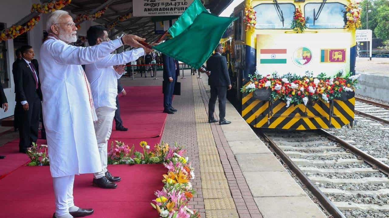 PM Modi Sri Lanka Visit: ಶ್ರೀಲಂಕಾದಲ್ಲಿ ಮಹೋ-ಅನುರಾಧಪುರ ರೈಲು ಮಾರ್ಗ ಉದ್ಘಾಟಿಸಿದ ಮೋದಿ