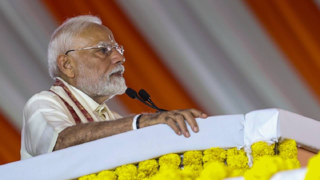 ಹಿಂದಿ ಹೇರಿಕೆ ಅಂತೀರಿ, ಕನಿಷ್ಠ ಪಕ್ಷ ನಿಮ್ಮ ಸಹಿಯನ್ನಾದ್ರೂ ತಮಿಳಿನಲ್ಲಿ ಮಾಡ್ರಿ, ತಮಿಳು ನಾಯಕರ ಕಾಲೆಳೆದ ಮೋದಿ