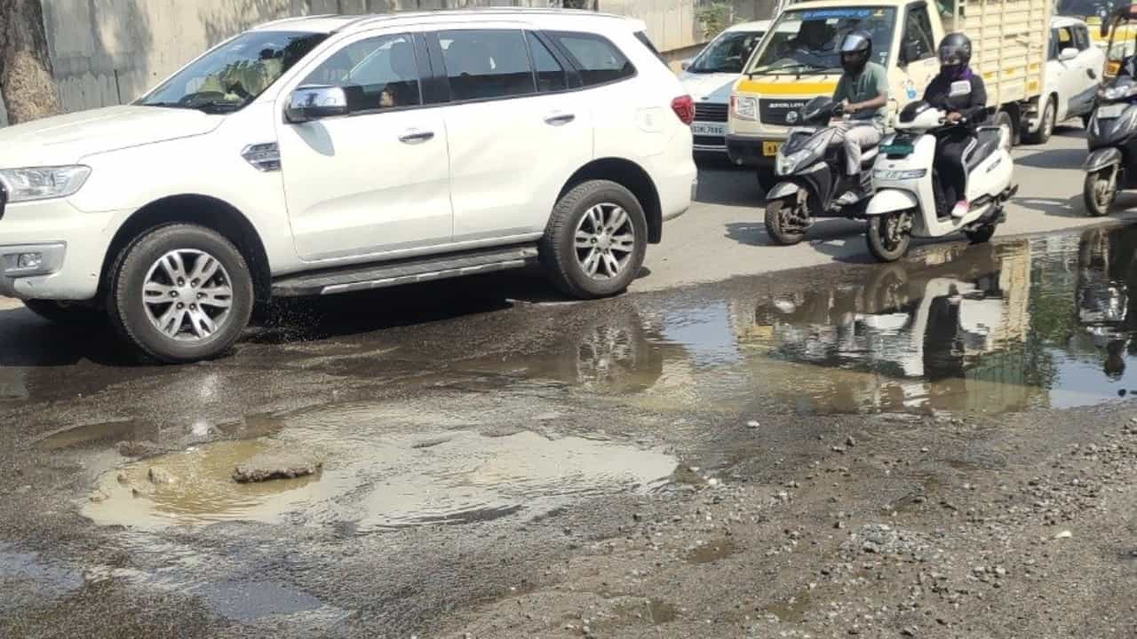 ಬೆಂಗಳೂರಿನ ಹಲವೆಡೆ ಸಂಚಾರಕ್ಕೆ ಅಡಚಣೆ, ಟ್ರಾಫಿಕ್ ಜಾಮ್: ಮಳೆಯಾಗಿದ್ದು ರಾತ್ರಿ, ಇನ್ನೂ ಸರಿಯಾಗಿಲ್ಲ ಅವ್ಯವಸ್ಥೆ