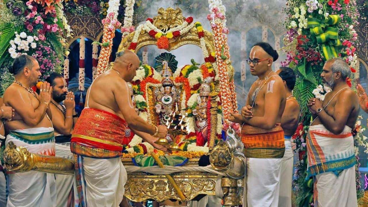 Tirupati Temple: ತಿರುಪತಿಯ ಅರ್ಚಕರಿಗೆ ಸಿಗುವ ಸಂಬಳ ಎಷ್ಟು? ತಿಳಿದರೆ ಶಾಕ್ ಆಗುವುದಂತೂ ಖಂಡಿತಾ! Tirupati Temple: ತಿರುಪತಿಯ ಅರ್ಚಕರಿಗೆ ಸಿಗುವ ಸಂಬಳ ಎಷ್ಟು? ತಿಳಿದರೆ ಶಾಕ್ ಆಗುವುದಂತೂ ಖಂಡಿತಾ!