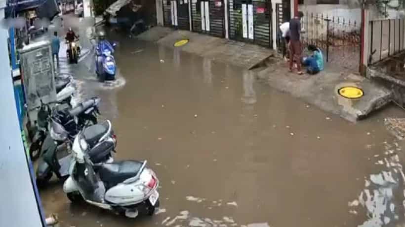 Viral: ವಿದ್ಯುತ್ ತಂತಿ ಸ್ಪರ್ಶಿಸಿ ಪ್ರಜ್ಞೆ ತಪ್ಪಿ ಬಿದ್ದ ಬಾಲಕ, ಪ್ರಾಣ ಪಣಕ್ಕಿಟ್ಟು ಬಾಲಕನ ರಕ್ಷಣೆಗೆ ಧಾವಿಸಿದ ವ್ಯಕ್ತಿ, ವಿಡಿಯೋ ವೈರಲ್
