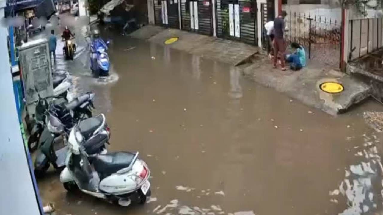 Viral: ವಿದ್ಯುತ್ ತಂತಿ ಸ್ಪರ್ಶಿಸಿ ಪ್ರಜ್ಞೆ ತಪ್ಪಿ ಬಿದ್ದ ಬಾಲಕ, ಪ್ರಾಣ ಪಣಕ್ಕಿಟ್ಟು ಬಾಲಕನ ರಕ್ಷಣೆಗೆ ಧಾವಿಸಿದ ವ್ಯಕ್ತಿ, ವಿಡಿಯೋ ವೈರಲ್ Viral: ವಿದ್ಯುತ್ ತಂತಿ ಸ್ಪರ್ಶಿಸಿ ಪ್ರಜ್ಞೆ ತಪ್ಪಿ ಬಿದ್ದ ಬಾಲಕ, ಪ್ರಾಣ ಪಣಕ್ಕಿಟ್ಟು ಬಾಲಕನ ರಕ್ಷಣೆಗೆ ಧಾವಿಸಿದ ವ್ಯಕ್ತಿ, ವಿಡಿಯೋ ವೈರಲ್