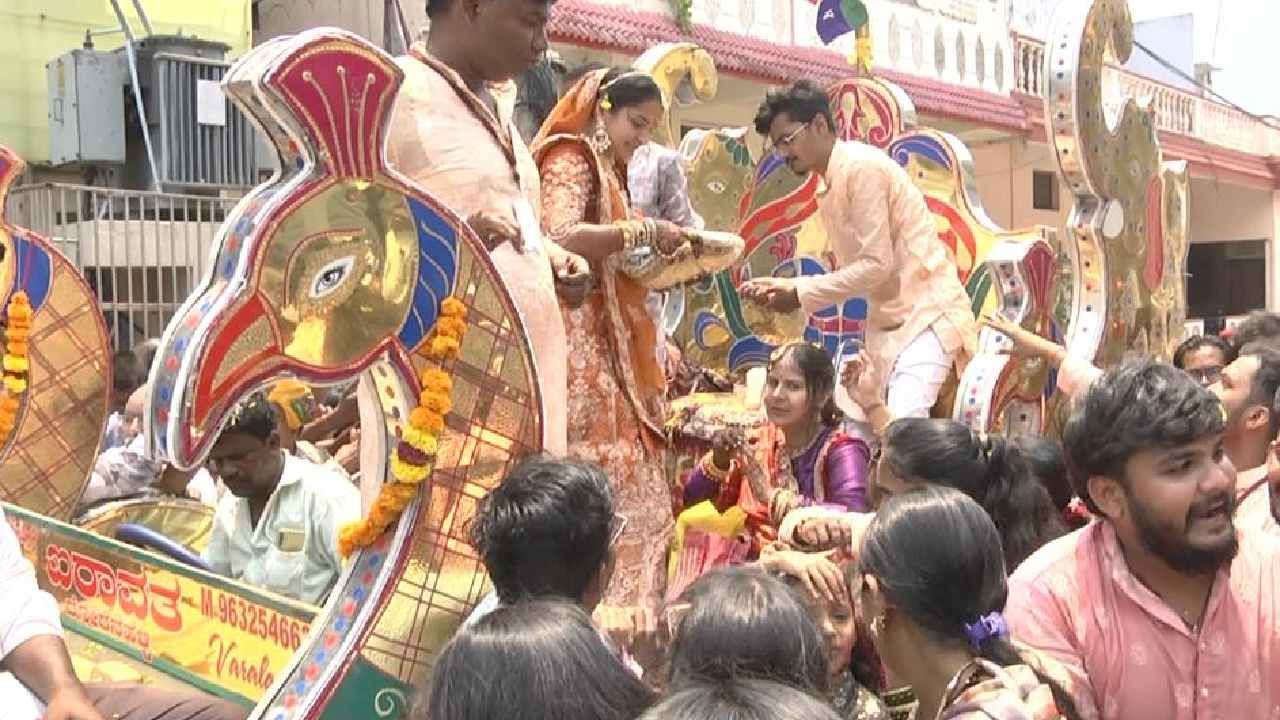 ತಾನು ಇನ್ಮುಂದೆ ಯಾವುದೇ ವಸ್ತುಗಳನ್ನ ಬಳಸಲ್ಲ ಎನ್ನುವ ಕಾರಣಕ್ಕೆ ನಿಖಿತಾ ಮೆರವಣಿಗೆ ವೇಳೆ ಹೊಸ ಬಟ್ಟೆ ಸೇರಿದಂತೆ ನಾನಾ ವಸ್ತುಗಳನ್ನ ಜನರಿಗೆ ದಾನ ಮಾಡಿರು.