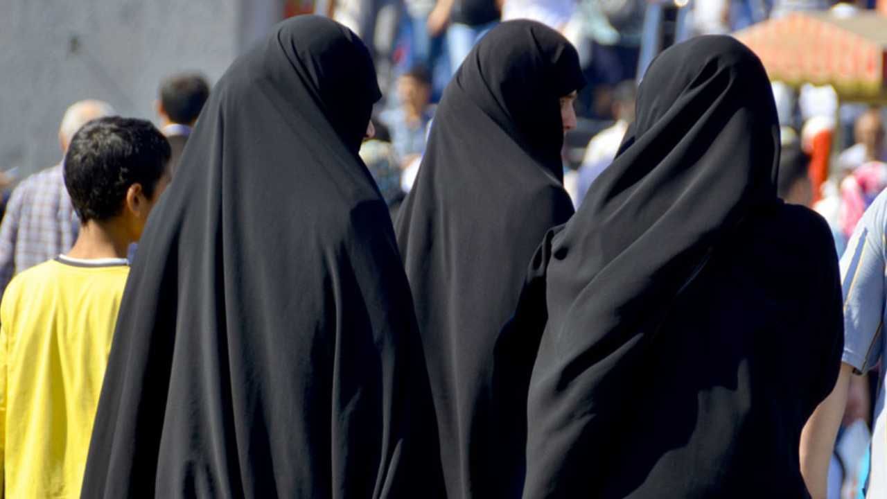 ಕರ್ನಾಟಕದ ಈ ಜಿಲ್ಲೆಗಳಲ್ಲಿ ಗಂಡ, ಮಕ್ಕಳೊಂದಿಗೆ ನೆಲೆಸಿರುವ ಪಾಕ್ ಮಹಿಳೆಯರು ಪತ್ತೆ! ಕರ್ನಾಟಕದ ಈ ಜಿಲ್ಲೆಗಳಲ್ಲಿ ಗಂಡ, ಮಕ್ಕಳೊಂದಿಗೆ ನೆಲೆಸಿರುವ ಪಾಕ್ ಮಹಿಳೆಯರು ಪತ್ತೆ!