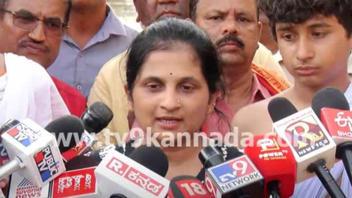 ಪತಿ ಮಂಜುನಾಥ್ ಮೇಲೆ ನಡೆದ ಉಗ್ರರ ದಾಳಿಯನ್ನು ಮಾಧ್ಯಮಗಳಿಗೆ ವಿವರಿಸಿದ ಪಲ್ಲವಿ ರಾವ್ ಪತಿ ಮಂಜುನಾಥ್ ಮೇಲೆ ನಡೆದ ಉಗ್ರರ ದಾಳಿಯನ್ನು ಮಾಧ್ಯಮಗಳಿಗೆ ವಿವರಿಸಿದ ಪಲ್ಲವಿ ರಾವ್