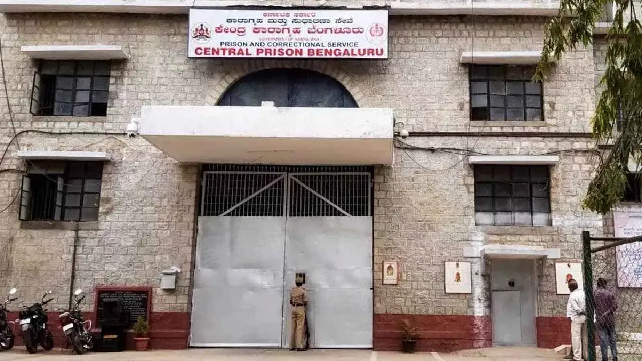 ಲಂಚಕ್ಕಾಗಿ ಕೈದಿ ಮೇಲೆ ಹಲ್ಲೆ: ಪರಪ್ಪನ ಅಗ್ರಹಾರ ಜೈಲಾಧಿಕಾರಿಗಳ ವಿರುದ್ಧ ದೂರು ಲಂಚಕ್ಕಾಗಿ ಕೈದಿ ಮೇಲೆ ಹಲ್ಲೆ: ಪರಪ್ಪನ ಅಗ್ರಹಾರ ಜೈಲಾಧಿಕಾರಿಗಳ ವಿರುದ್ಧ ದೂರು