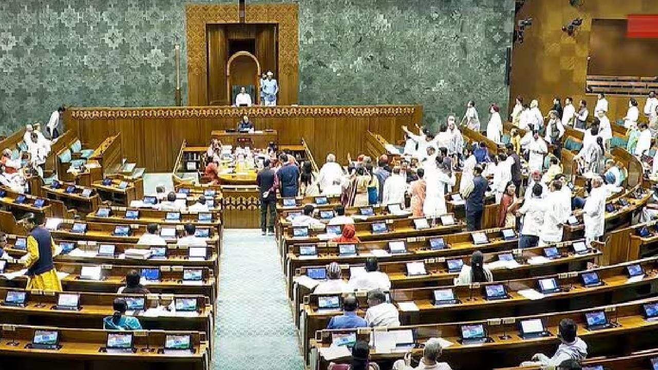 Waqf Bill: ವಿರೋಧ ಪಕ್ಷಗಳ ಗದ್ದಲದ ನಡುವೆ ಲೋಕಸಭೆಯಲ್ಲಿ ವಕ್ಫ್ ತಿದ್ದುಪಡಿ ಮಸೂದೆ ಮಂಡಿಸಿದ ಕೇಂದ್ರ ಸರ್ಕಾರ Waqf Bill: ವಿರೋಧ ಪಕ್ಷಗಳ ಗದ್ದಲದ ನಡುವೆ ಲೋಕಸಭೆಯಲ್ಲಿ ವಕ್ಫ್ ತಿದ್ದುಪಡಿ ಮಸೂದೆ ಮಂಡಿಸಿದ ಕೇಂದ್ರ ಸರ್ಕಾರ