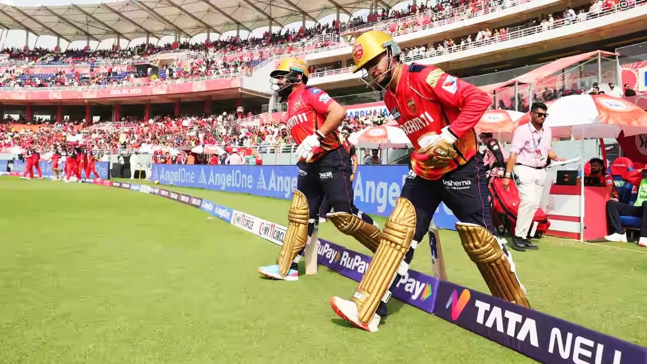 ಇದೀಗ ರಾಷ್ಟ್ರೀಯ ತಂಡವನ್ನು ಪ್ರತಿನಿಧಿಸಿರದ ಪ್ರಿಯಾಂಶ್ ಆರ್ಯ ಹಾಗೂ ಪ್ರಭ್ಸಿಮ್ರಾನ್ ಸಿಂಗ್ ಪಂಜಾಬ್ ಕಿಂಗ್ಸ್ ಪರ ಮೊದಲ ವಿಕೆಟ್ಗೆ 120 ರನ್ಗಳ ಜೊತೆಯಾಟವಾಡಿದ್ದಾರೆ. ಈ ಮೂಲಕ ಐಪಿಎಲ್ ಇತಿಹಾಸದಲ್ಲಿ ಅತ್ಯಧಿಕ ರನ್ಗಳ ಜೊತೆಯಾಟವಾಡಿದ ಅನ್ಕ್ಯಾಪ್ಡ್ ಆರಂಭಿಕ ಜೋಡಿ ಎಂಬ ದಾಖಲೆಯನ್ನು ತಮ್ಮದಾಗಿಸಿಕೊಂಡಿದ್ದಾರೆ.