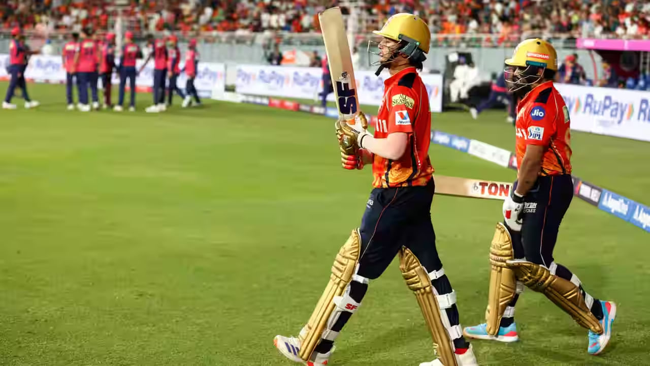 ಅದರಂತೆ ಮೊದಲು ಬ್ಯಾಟ್ ಮಾಡಿದ ಪಂಜಾಬ್ ಕಿಂಗ್ಸ್ ತಂಡಕ್ಕೆ ಪ್ರಿಯಾಂಶ್ ಆರ್ಯ ಹಾಗೂ ಪ್ರಭ್ಸಿಮ್ರಾನ್ ಸಿಂಗ್ ಸ್ಪೋಟಕ ಆರಂಭ ಒದಗಿಸಿದ್ದರು. ಮೊದಲ ಓವರ್ನಿಂದಲೇ ಬಿರುಸಿನ ಬ್ಯಾಟಿಂಗ್ ಪ್ರದರ್ಶಿಸಿದ ಈ ಜೋಡಿಯು ಮೊದಲ ವಿಕೆಟ್ಗೆ ಬರೋಬ್ಬರಿ 120 ರನ್ಗಳ ಜೊತೆಯಾಟವಾಡಿದರು.