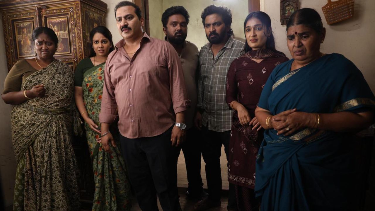 ತಮಿಳಿನ ಅಡಲ್ಟ್ ಕಾಮಿಡಿ ಸಿನಿಮಾ ‘ಪೆರುಸು’ ಈ ವಾರ ಒಟಿಟಿಗೆ ಬಂದಿದೆ. ವಯಸ್ಸಾದ ವ್ಯಕ್ತಿ ಮೃತನಾದಾಗ ಆತನ ಬಗೆಗಿನ ಗುಟ್ಟೊಂದು ಕುಟುಂಬಕ್ಕೆ ಗೊತ್ತಾಗುತ್ತದೆ. ಅದನ್ನು ಮುಚ್ಚಿಟ್ಟು ಅಂತ್ಯಕ್ರಿಯೆ ಮಾಡಲು ಕುಟುಂಬ ಪಡುವೆ ಪಾಟಲುಗಳ ಕತೆಯೇ ‘ಪೆರುಸು’ ಸಿನಿಮಾ ನೆಟ್ಫ್ಲಿಕ್ಸ್ನಲ್ಲಿ ಲಭ್ಯವಿದೆ.