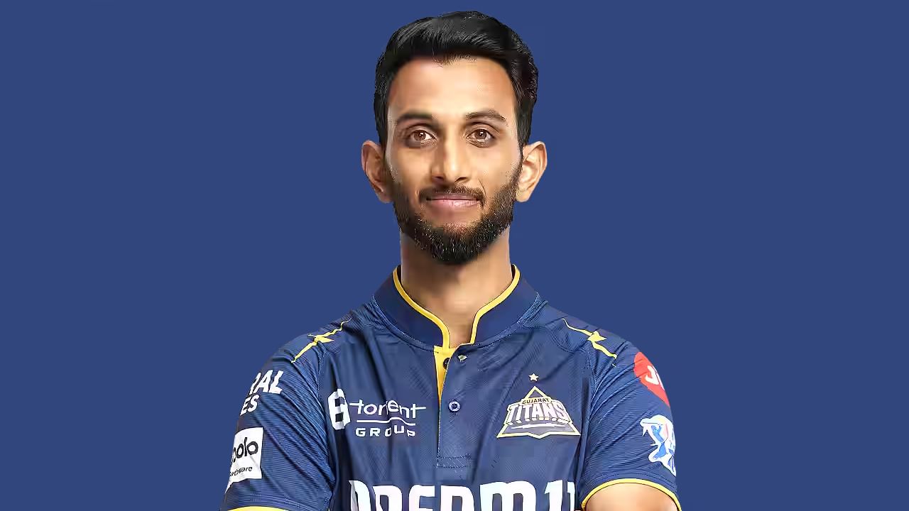 7 ಪಂದ್ಯಗಳಲ್ಲಿ 27 ಓವರ್ಗಳನ್ನು ಎಸೆದಿರುವ ಪ್ರಸಿದ್ಧ್ ಕೃಷ್ಣ ಒಟ್ಟು 201 ರನ್ ನೀಡುವ ಮೂಲಕ 14 ವಿಕೆಟ್ಗಳನ್ನು ಕಬಳಿಸಿದ್ದಾರೆ. ಅದು ಕೂಡ ಪ್ರತಿ ಓವರ್ನಲ್ಲಿ ಕೇವಲ 7.44 ಎಕಾನಮಿಯಲ್ಲಿ ರನ್ ಬಿಟ್ಟು ಕೊಡುವ ಮೂಲಕ ಎಂಬುದು ವಿಶೇಷ. ಈ ಮೂಲಕ ಪರ್ಪಲ್ ಕ್ಯಾಪ್ ರೇಸ್ನಲ್ಲಿ ಪ್ರಸಿದ್ಧ್ ಕೃಷ್ಣ ಅಗ್ರಸ್ಥಾನ ಅಲಂಕರಿಸಿದ್ದಾರೆ.