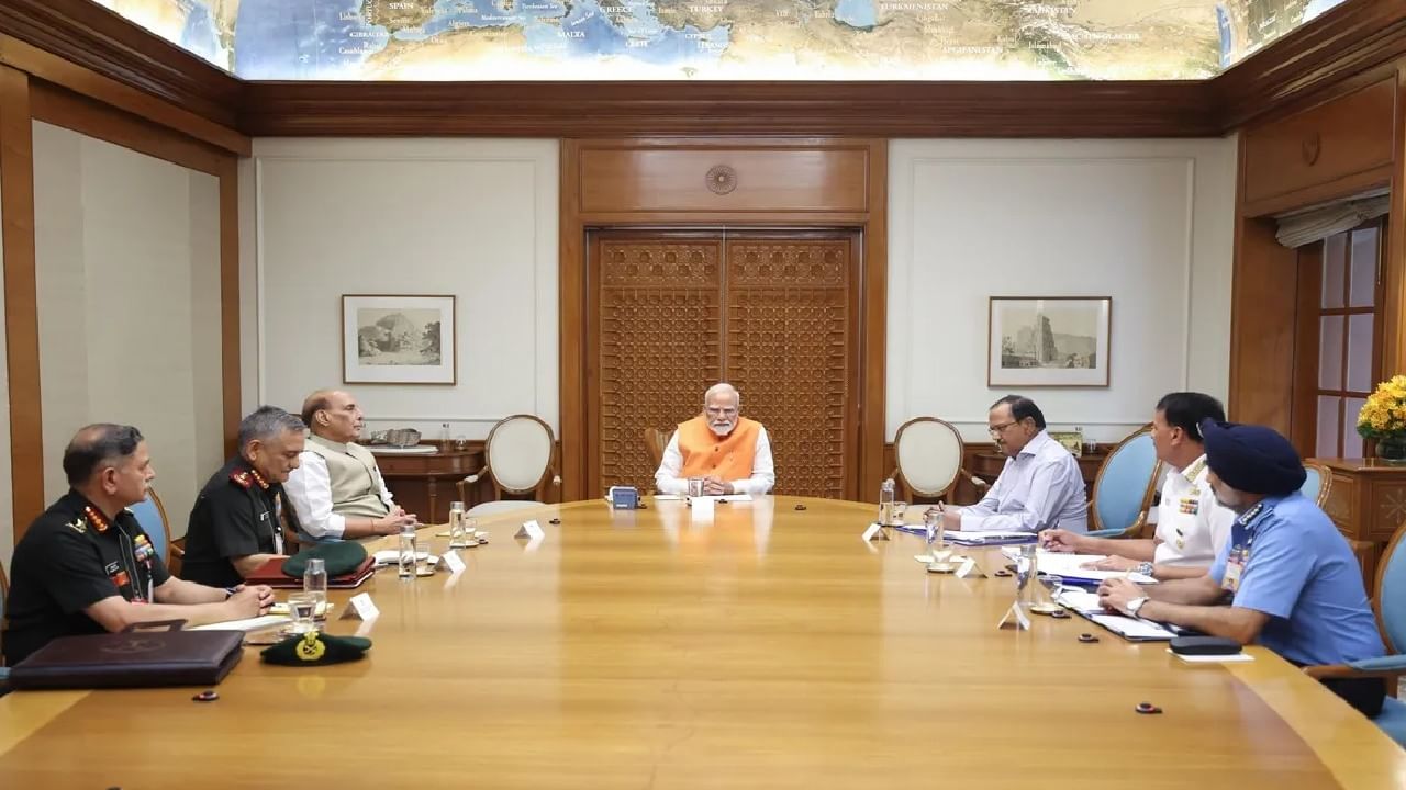 ದೆಹಲಿಯ ಪ್ರಧಾನಿ ನರೇಂದ್ರ ಮೋದಿಯವರ ನಿವಾಸದಲ್ಲಿ ಇಂದು ಉನ್ನತ ಮಟ್ಟದ ಸಭೆ ನಡೆಸಲಾಗಿದೆ. ಈ ಸಭೆಯಲ್ಲಿ ಕೇಂದ್ರ ರಕ್ಷಣಾ ಸಚಿವ ರಾಜನಾಥ್ ಸಿಂಗ್, ಎನ್ಎಸ್ಎ ಅಜಿತ್ ದೋವಲ್, ಸಿಡಿಎಸ್, ಮೂರು ಸೇನಾ ಮುಖ್ಯಸ್ಥರು ಭಾಗವಹಿಸಿದ್ದರು. 90 ನಿಮಿಷ ನಡೆದ ಈ ಸಭೆಯಲ್ಲಿ ಕಾಶ್ಮೀರದ ಪಹಲ್ಗಾಮ್ ಭಯೋತ್ಪಾದಕ ದಾಳಿಗೆ ಭಾರತದ ಮಿಲಿಟರಿ ಪ್ರತಿಕ್ರಿಯೆಯ ವಿಧಾನ, ಗುರಿಗಳು ಮತ್ತು ಸಮಯವನ್ನು ನಿರ್ಧರಿಸಲು ಪ್ರಧಾನಿ ನರೇಂದ್ರ ಮೋದಿ ಅವರು ಸಶಸ್ತ್ರ ಪಡೆಗಳಿಗೆ 'ಸಂಪೂರ್ಣ ಸ್ವಾತಂತ್ರ್ಯ' ನೀಡಿದ್ದಾರೆ.
