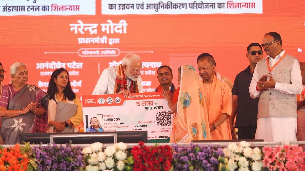 ಕುಟುಂಬ ರಾಜಕಾರಣ, ಅಧಿಕಾರಕ್ಕಾಗಿ ಹಗಲು-ರಾತ್ರಿ ಆಟ; ವಿಪಕ್ಷಗಳ ವಿರುದ್ಧ ವಾರಾಣಸಿಯಲ್ಲಿ ಮೋದಿ ವಾಗ್ದಾಳಿ