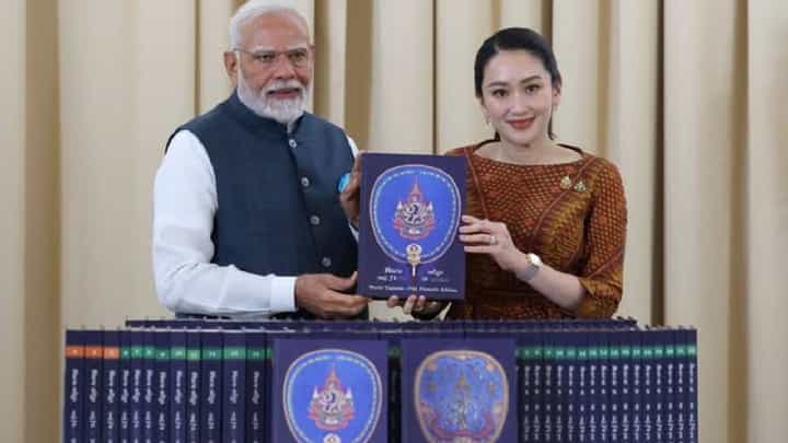 ಥೈಲ್ಯಾಂಡ್ ಪ್ರಧಾನಿಯಿಂದ ಪಿಎಂ ಮೋದಿಗೆ ದಿ ವರ್ಲ್ಡ್ ಟಿಪಿಟಕ: ಸಜ್ಜಯ ಫೋನೆಟಿಕ್ ಎಡಿಷನ್ ಉಡುಗೊರೆ ಥೈಲ್ಯಾಂಡ್ ಪ್ರಧಾನಿಯಿಂದ ಪಿಎಂ ಮೋದಿಗೆ ದಿ ವರ್ಲ್ಡ್ ಟಿಪಿಟಕ: ಸಜ್ಜಯ ಫೋನೆಟಿಕ್ ಎಡಿಷನ್ ಉಡುಗೊರೆ