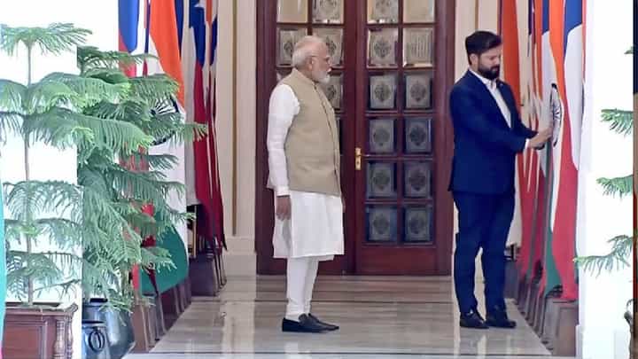 ಪ್ರಧಾನಿ ಮೋದಿ ಬಳಿ ರಾಷ್ಟ್ರಧ್ವಜದ ಮಧ್ಯದಲ್ಲಿರುವ ಅಶೋಕ ಚಕ್ರದ ವಿಶೇಷತೆ ಕೇಳಿದ ಚಿಲಿಯ ಅಧ್ಯಕ್ಷ ಪ್ರಧಾನಿ ಮೋದಿ ಬಳಿ ರಾಷ್ಟ್ರಧ್ವಜದ ಮಧ್ಯದಲ್ಲಿರುವ ಅಶೋಕ ಚಕ್ರದ ವಿಶೇಷತೆ ಕೇಳಿದ ಚಿಲಿಯ ಅಧ್ಯಕ್ಷ