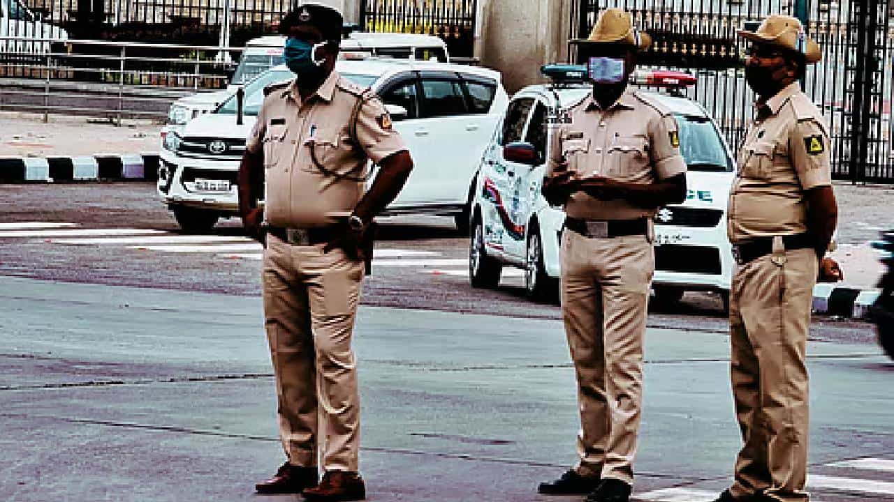 ಲವರ್ ಜತೆ ಸಿಕ್ಕಿಬಿದ್ದ ಪತ್ನಿ, ನಿನ್ನನ್ನು ಮರ್ಡರ್ ಮಾಡಿ ಡ್ರಮ್ನೊಳಗೆ ಹಾಕ್ತೀನೆಂದು ಗಂಡನಿಗೆ ಧಮ್ಕಿ ಲವರ್ ಜತೆ ಸಿಕ್ಕಿಬಿದ್ದ ಪತ್ನಿ, ನಿನ್ನನ್ನು ಮರ್ಡರ್ ಮಾಡಿ ಡ್ರಮ್ನೊಳಗೆ ಹಾಕ್ತೀನೆಂದು ಗಂಡನಿಗೆ ಧಮ್ಕಿ